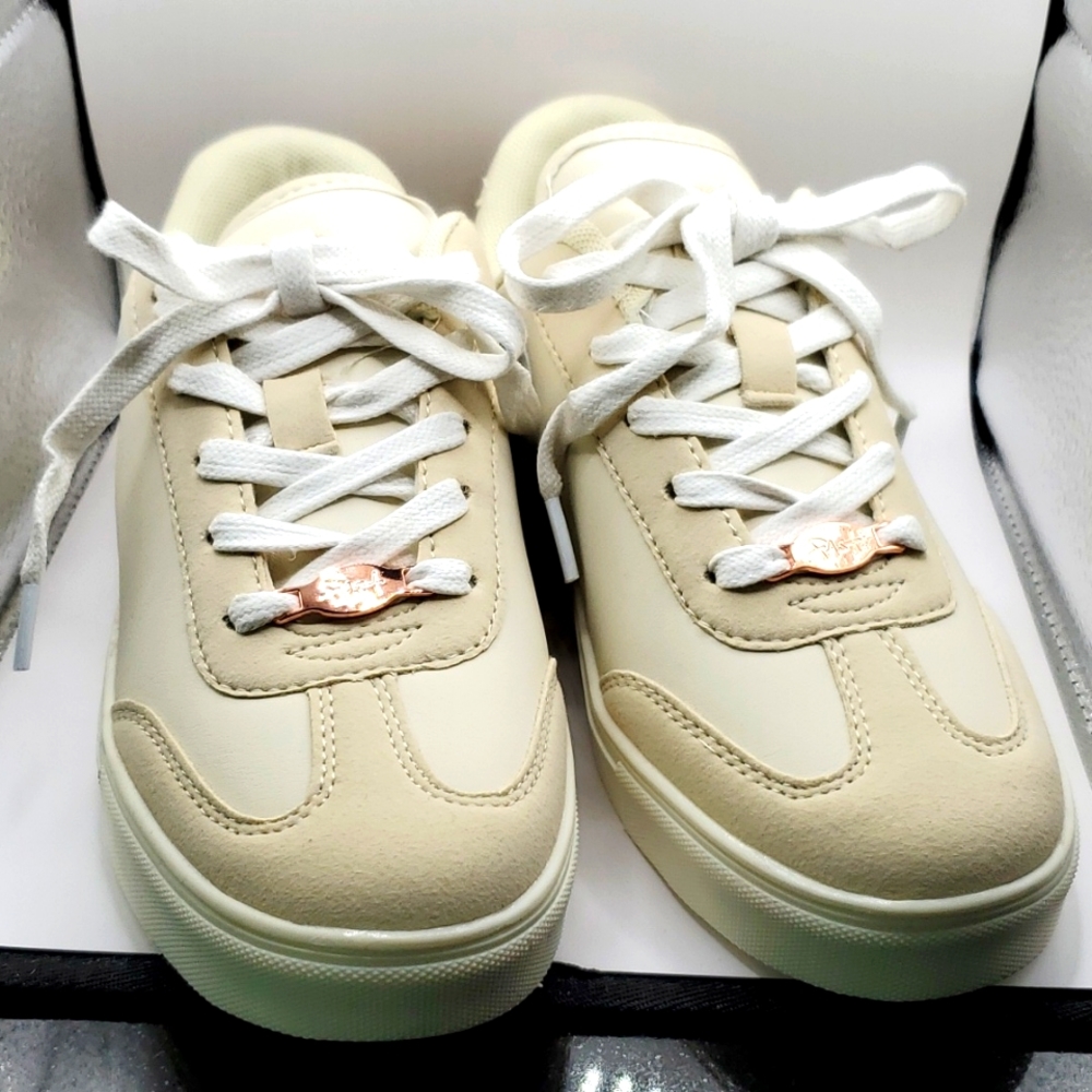 Fast Sneaks NIB Beige Lace-up Sneakers Women's Size 5